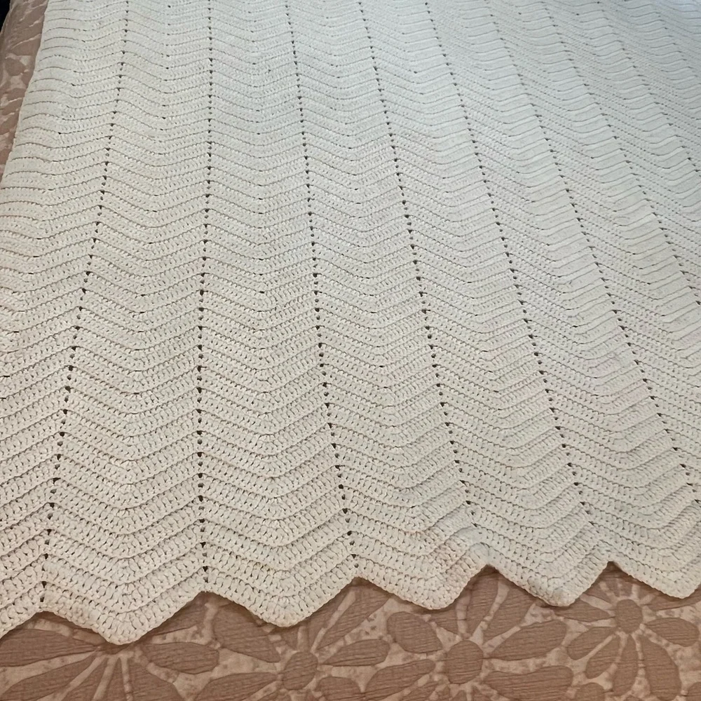 Hand Crocheted Ivory Chevron Pattern Afghan.‎